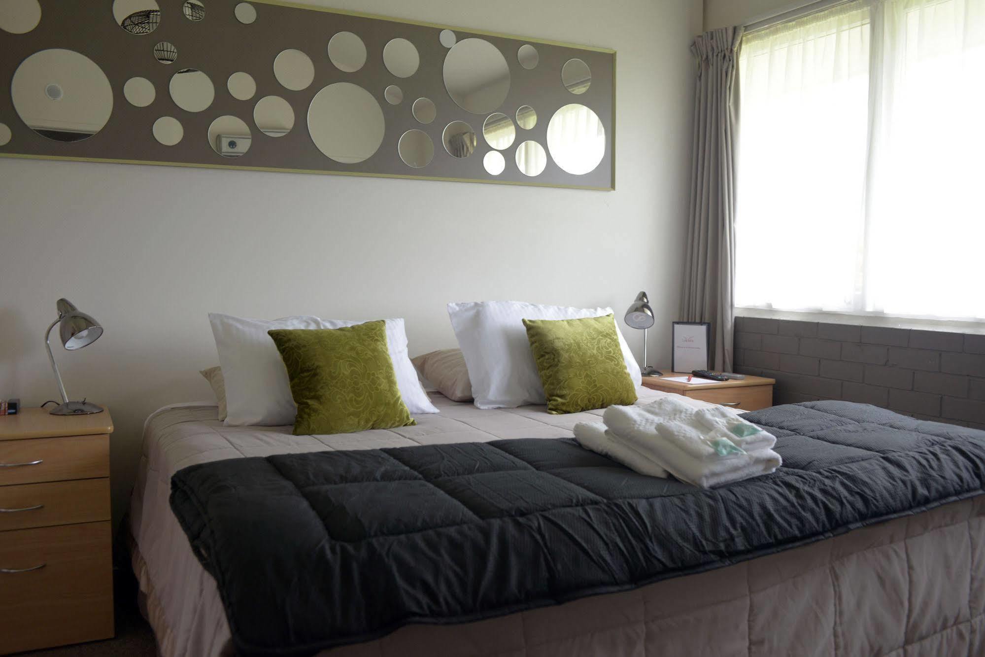 Lavalla Estate Pension Tuakau Buitenkant foto